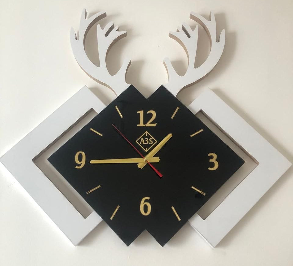 Modern Deer Antler Wall Clock – Elegant Geometric Interlocking Squares Design (Black/White